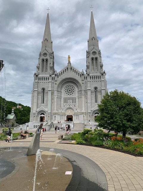 Basilique Sainte-Anne-de-Beaupré, große weiße Kirche mit zwei Türmen