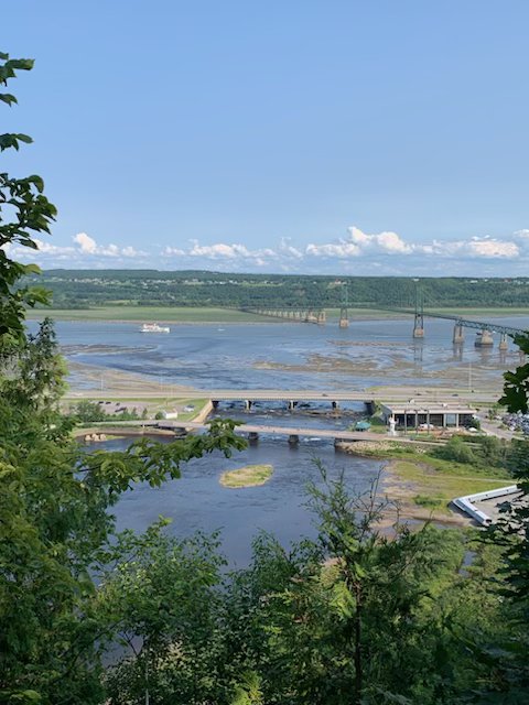 Panoramablick auf den Sankt-Lorenz-Strom mit Brücke bei Ebbe