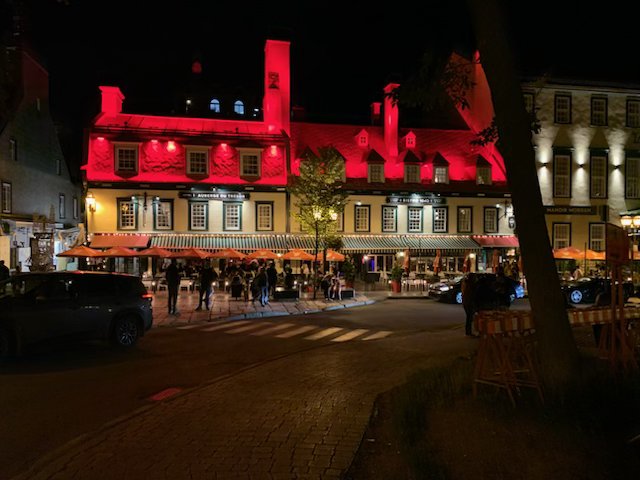 Altstadt von Québec bei Nacht, historische Gebäude beleuchtet