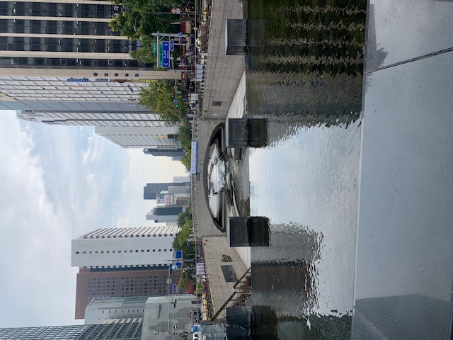 Cheonggyecheon Stream, idyllischer Stadtkanal in Seoul umgeben von Wolkenkratzern