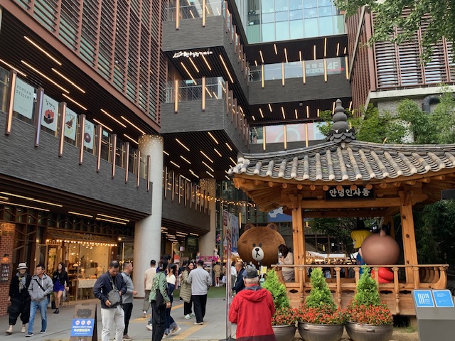 Insadong Kulturzentrum mit modernem Einkaufszentrum in Seoul